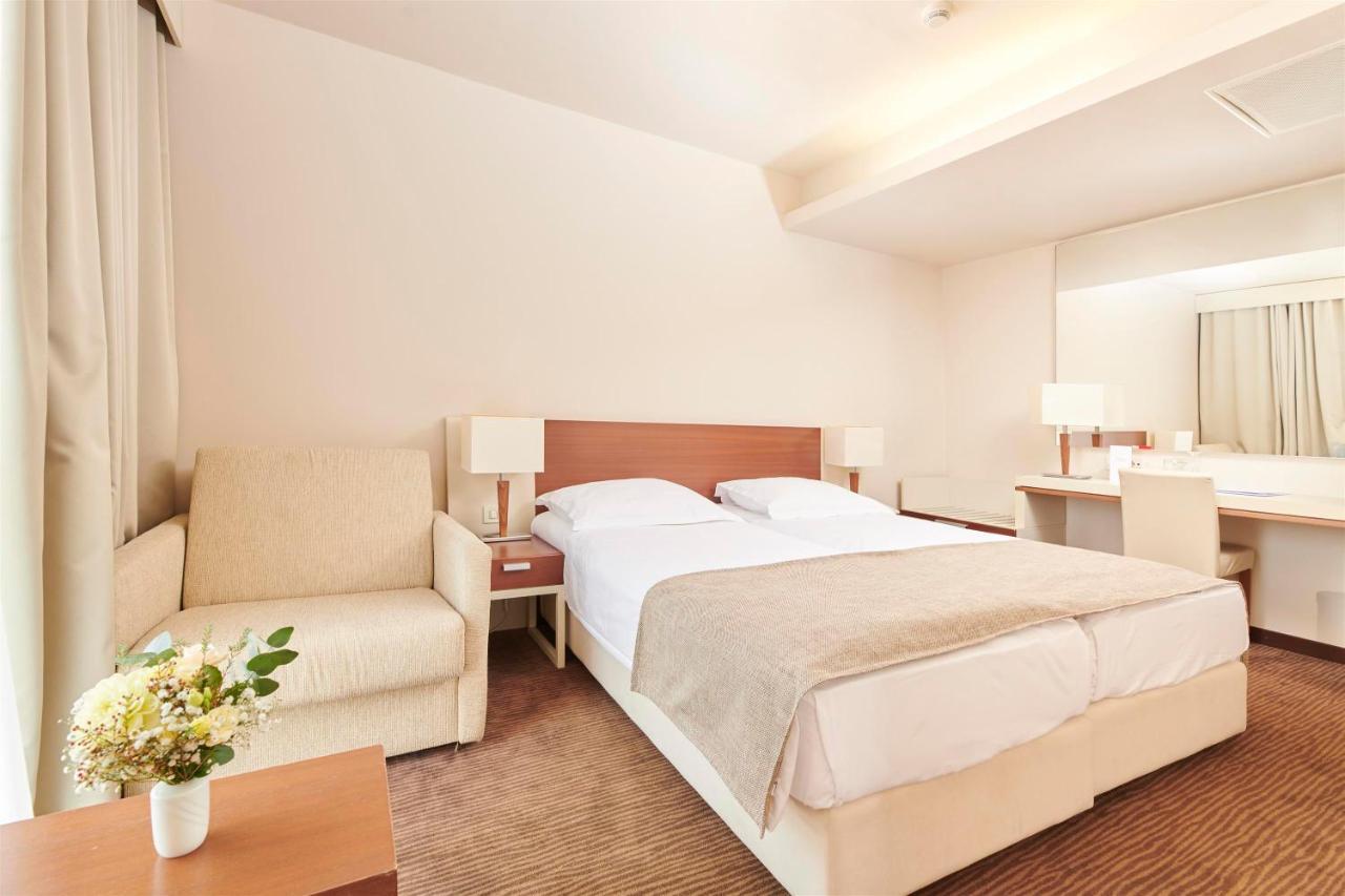 Hotel Albatros Plava Laguna Porec Bagian luar foto