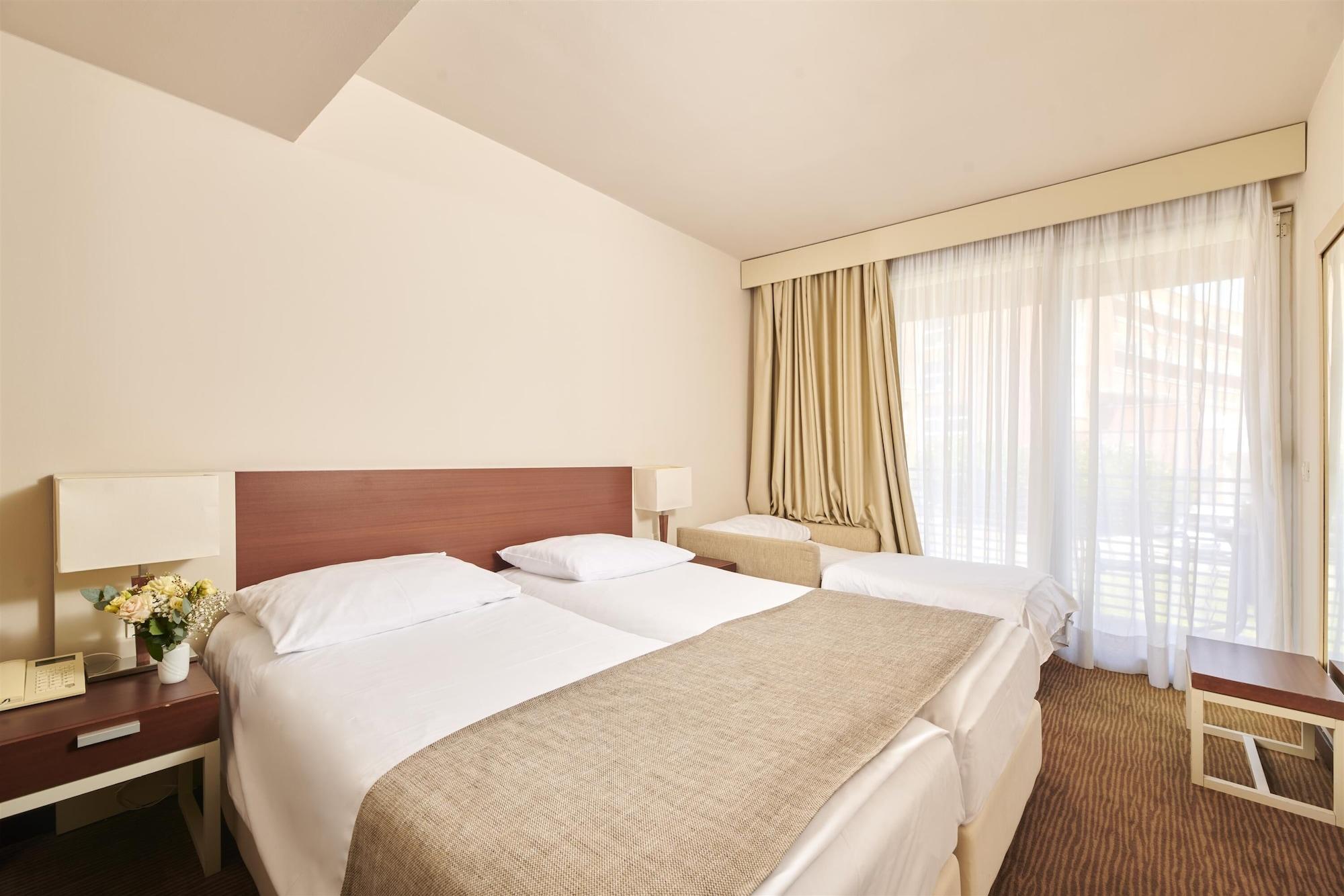 Hotel Albatros Plava Laguna Porec Bagian luar foto